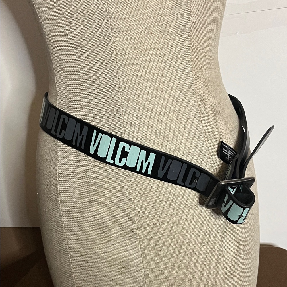 😄Volcom belt silver buckle unisex graphic 32-36 waist